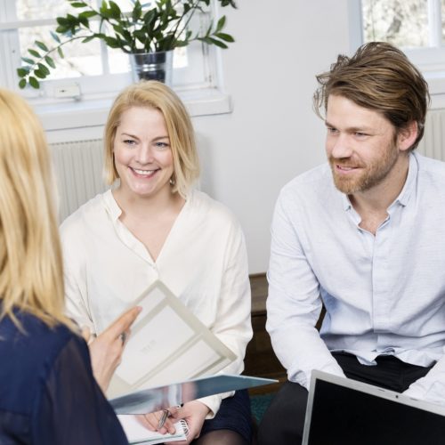 Tre personer sitter och pratar.