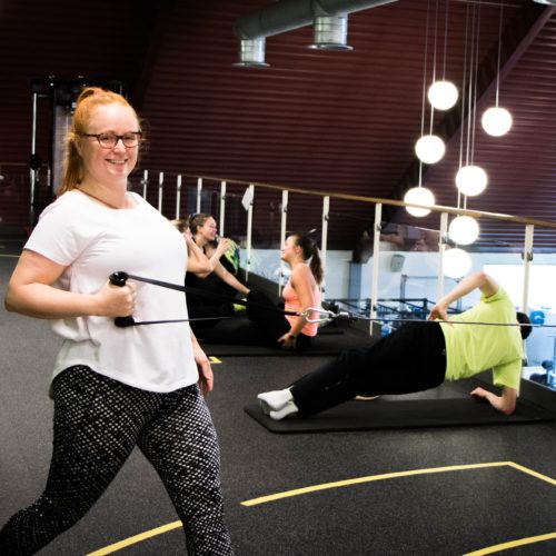 Kvinna i ett gym
